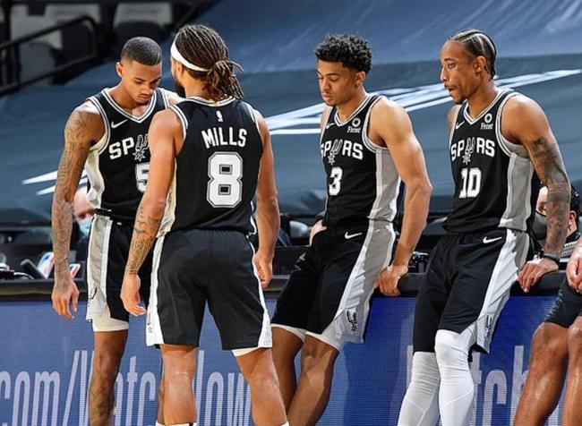 香港球迷：哲凯赖什登场令人激动！（香港球迷：哲凯赖什出场瞬间点燃全场）