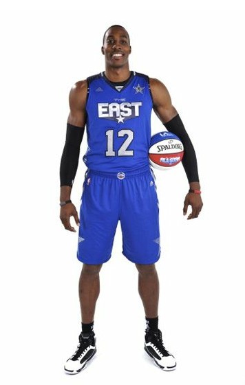 湖人生涯最强一战！斯玛特狂轰8记三分砍26分创赛季新高（湖人巅峰战！斯玛特飙进8记三分砍26分刷新赛季新高）