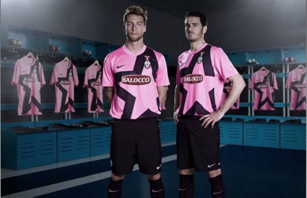 德容：不应该再和上赛季比较了，上赛季我们也没拿到欧冠冠军（德容：本季不必再拿上季作比较，上季我们也未能夺得欧冠）