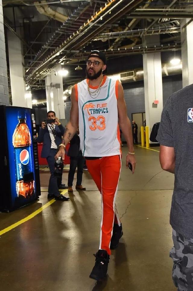 埃奇库姆成76人队史最年轻得分20+助攻5+且0失误球员（埃奇库姆创队史纪录，成为76人最年轻完成20+分、5+助攻且零失误的球员）