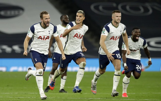 前锋远射破门，全场欢呼（前锋远射得手，现场沸腾）