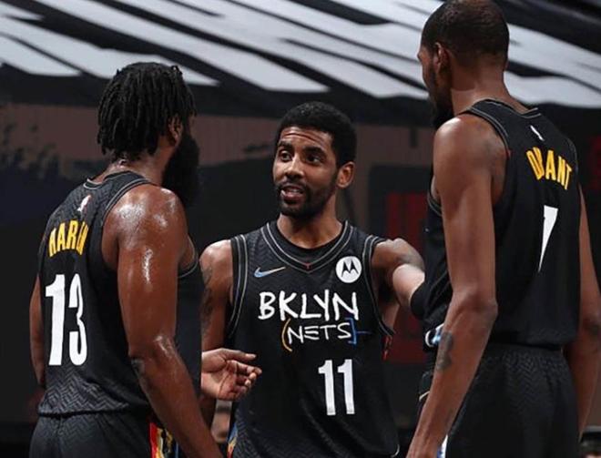 地上足球：梅西带队迈阿密夺冠，球王伟大无需多盐？（梅西率迈阿密夺冠：球王伟业，毋须多言）