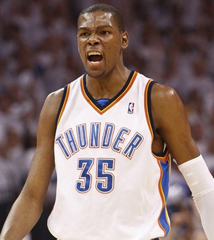 杰伦·约翰逊成为08年詹姆斯以来连续两场砍三双最年轻的前锋（杰伦·约翰逊成自2008年詹姆斯以来最年轻连砍两场三双的前锋）